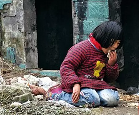 8歲女孩每天用「假鈔買饅頭」,老闆起疑悄悄跟蹤,看到輪椅上的女子,老闆淚目!