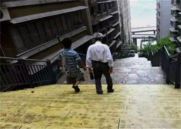 一張網友拍的「中國重慶」照片最近爆紅網路,轟動了亞洲,也震撼了全世界!