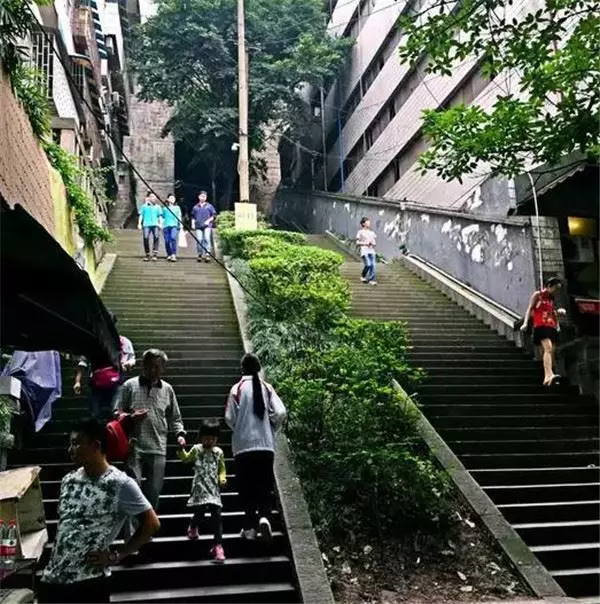 一張網友拍的「中國重慶」照片最近爆紅網路,轟動了亞洲,也震撼了全世界!