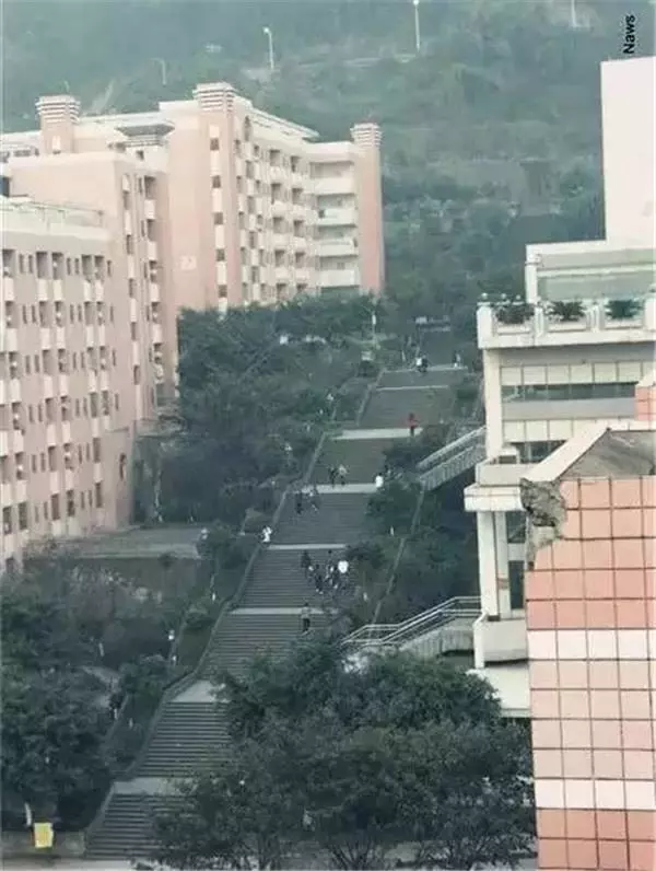 一張網友拍的「中國重慶」照片最近爆紅網路,轟動了亞洲,也震撼了全世界!