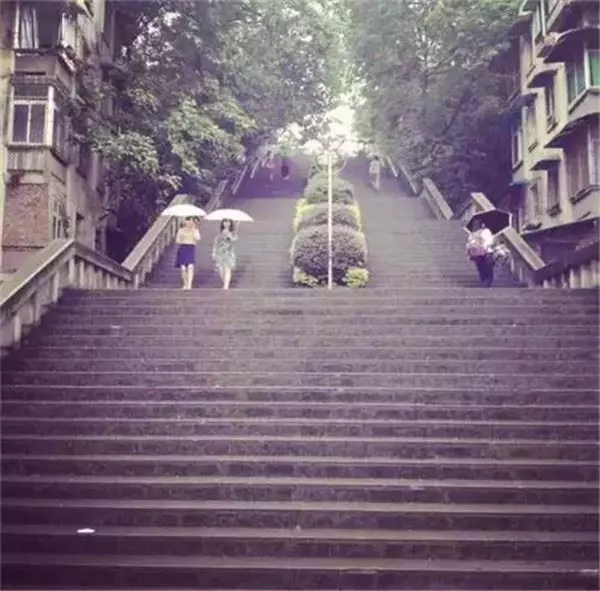 一張網友拍的「中國重慶」照片最近爆紅網路,轟動了亞洲,也震撼了全世界!