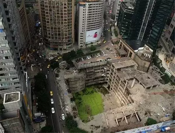 一張網友拍的「中國重慶」照片最近爆紅網路,轟動了亞洲,也震撼了全世界!