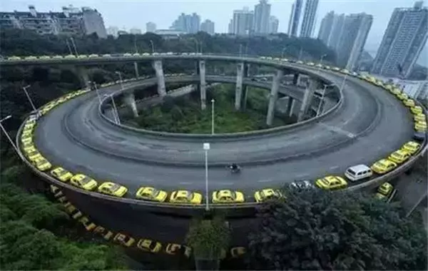 一張網友拍的「中國重慶」照片最近爆紅網路,轟動了亞洲,也震撼了全世界!