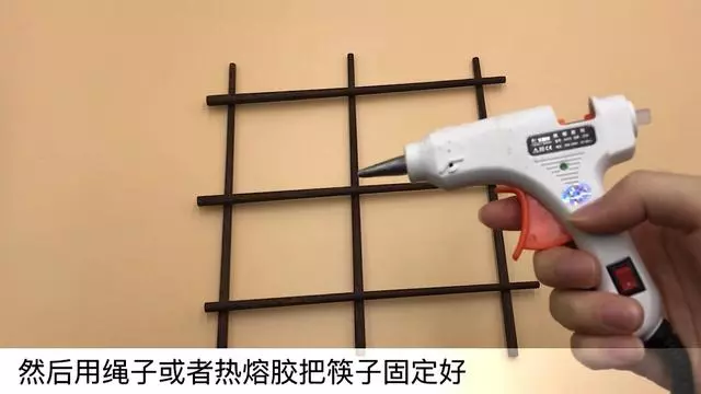 舊筷子別再扔掉了,綁根繩子掛陽台,一年能省下不少錢,快試試