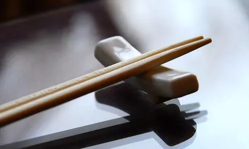 這幾種筷子千萬不要買,買了也不要用,很多家庭都有,快回家扔掉