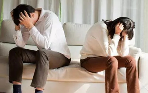 為慶祝妻子凈身出戶,丈夫舉辦離婚慶典,見到妻子簡訊後癱在地上
