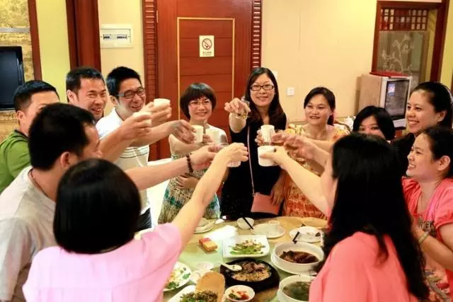 為慶祝妻子凈身出戶,丈夫舉辦離婚慶典,見到妻子簡訊後癱在地上