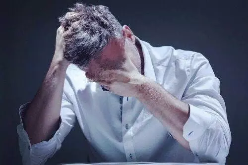 為慶祝妻子凈身出戶,丈夫舉辦離婚慶典,見到妻子簡訊後癱在地上