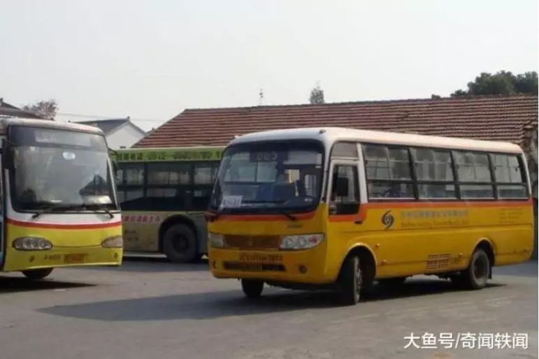 老人坐車手機被偷,司機卻不願管,老人「脫下外套後」,全車人都慌了,小偷嚇呆了!