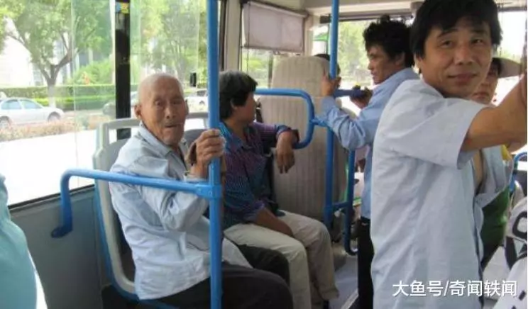 老人坐車手機被偷,司機卻不願管,老人「脫下外套後」,全車人都慌了,小偷嚇呆了!