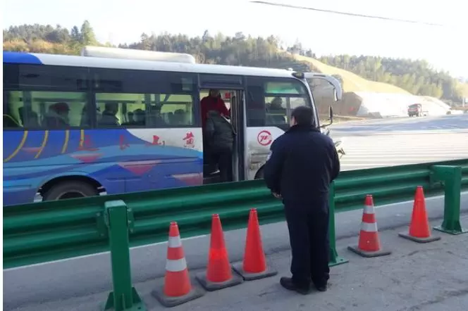 老人坐車手機被偷,司機卻不願管,老人「脫下外套後」,全車人都慌了,小偷嚇呆了!