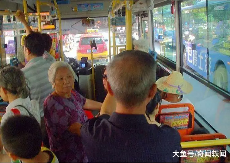老人坐車手機被偷,司機卻不願管,老人「脫下外套後」,全車人都慌了,小偷嚇呆了!
