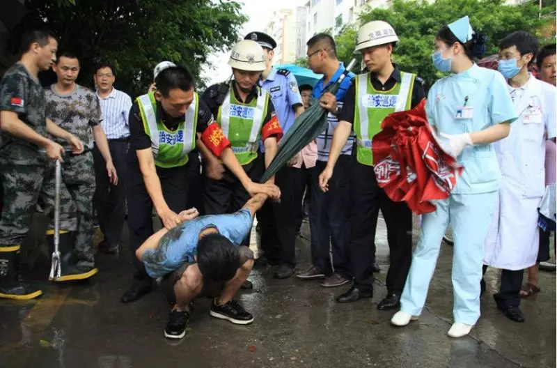 老人坐車手機被偷,司機卻不願管,老人「脫下外套後」,全車人都慌了,小偷嚇呆了!