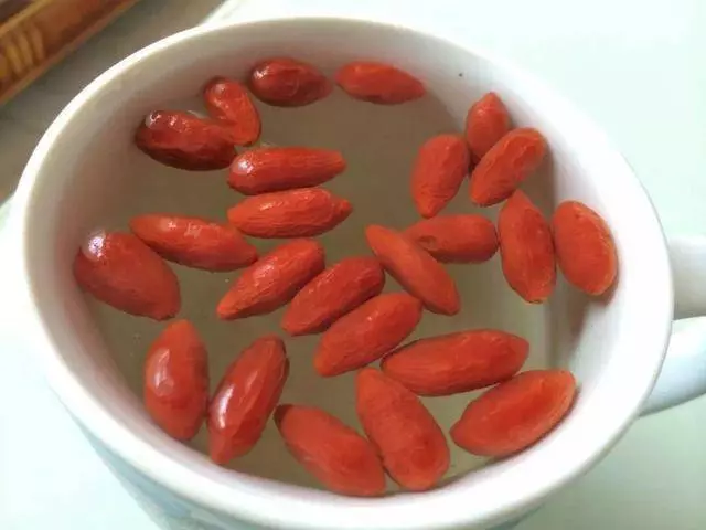 枸杞不用花錢買,自己種一盆,幾個月就爆盆,家裡吃不完