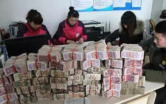 大姐開拖拉機去買車,被美女銷售趕了出來,次日大姐又來了,整個車行都呆了!