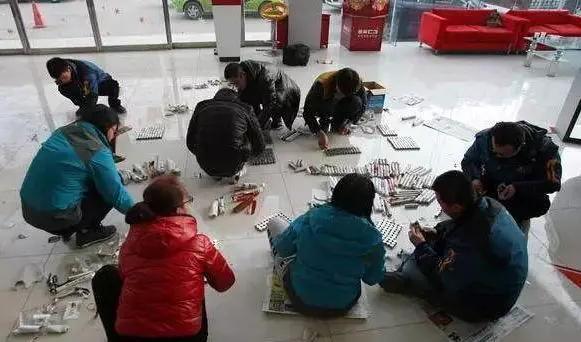 大姐開拖拉機去買車,被美女銷售趕了出來,次日大姐又來了,整個車行都呆了!