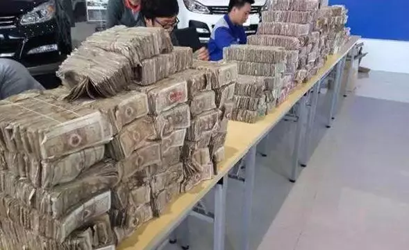 大姐開拖拉機去買車,被美女銷售趕了出來,次日大姐又來了,整個車行都呆了!