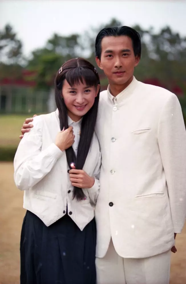 「歌仔戲小生」陳亞蘭風靡全台,卻「苦等愛情10幾年」,如今男友全家近照曝光,看了他的妻子,網友:怪不得陳亞蘭沒機會