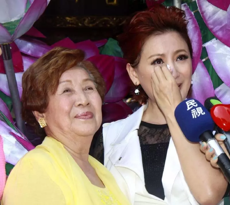 「歌仔戲小生」陳亞蘭風靡全台,卻「苦等愛情10幾年」,如今男友全家近照曝光,看了他的妻子,網友:怪不得陳亞蘭沒機會