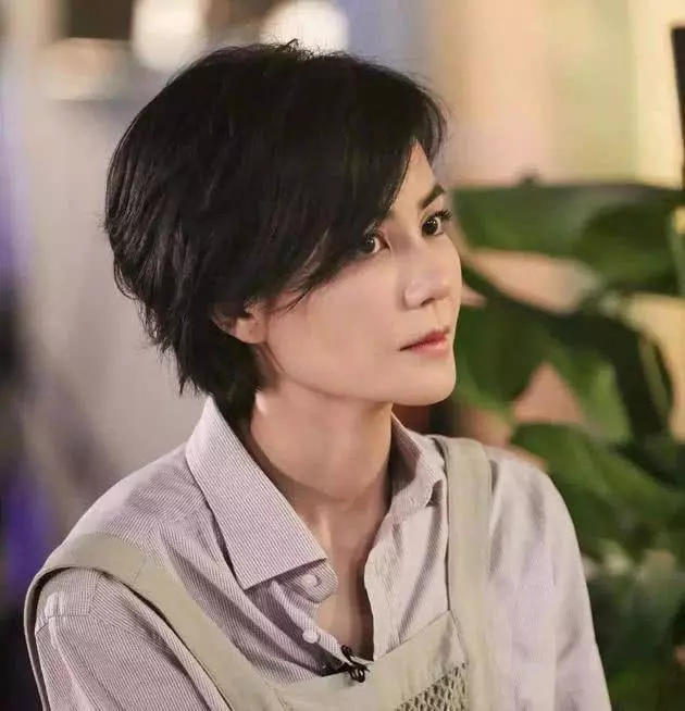 長相酷似王菲,陪在謝霆鋒身邊23年,8歲私生女顏值爆表