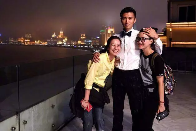 長相酷似王菲,陪在謝霆鋒身邊23年,8歲私生女顏值爆表