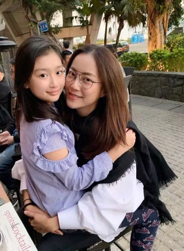 長相酷似王菲,陪在謝霆鋒身邊23年,8歲私生女顏值爆表