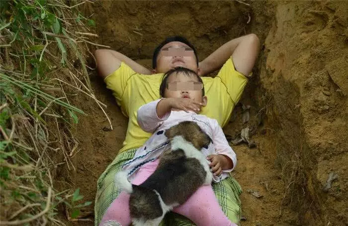 爸爸每天帶女兒睡棺材坑,5歲孩子不哭不鬧,媽媽在一旁嗓子都哭啞了