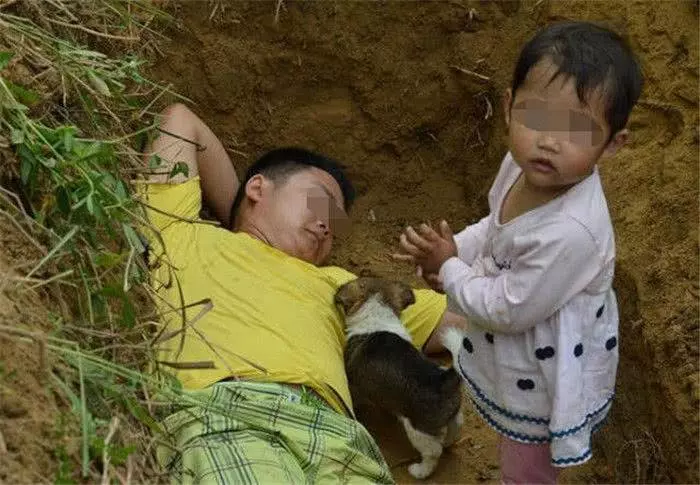 爸爸每天帶女兒睡棺材坑,5歲孩子不哭不鬧,媽媽在一旁嗓子都哭啞了