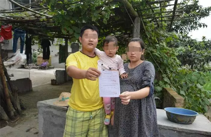 爸爸每天帶女兒睡棺材坑,5歲孩子不哭不鬧,媽媽在一旁嗓子都哭啞了