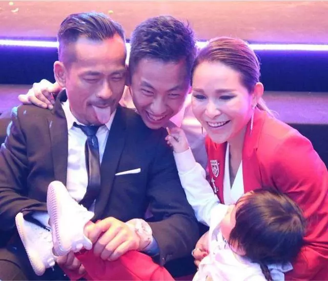 百億大亨陪小三共度情人節,結婚14年正宮發文暗:「錢買不到惦記你的心」
