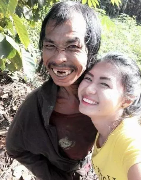 究竟發生什麼事 ?? 這組泰國「父女合照」,竟讓遠在中國的網民陷入瘋狂罵戰