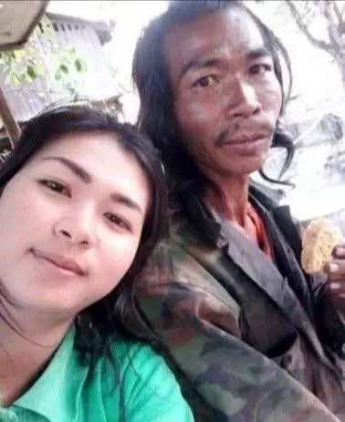 究竟發生什麼事 ?? 這組泰國「父女合照」,竟讓遠在中國的網民陷入瘋狂罵戰