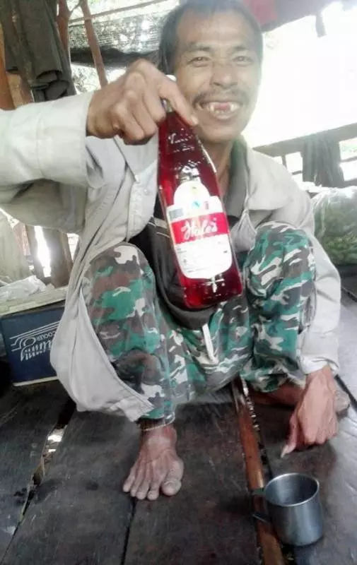 究竟發生什麼事 ?? 這組泰國「父女合照」,竟讓遠在中國的網民陷入瘋狂罵戰