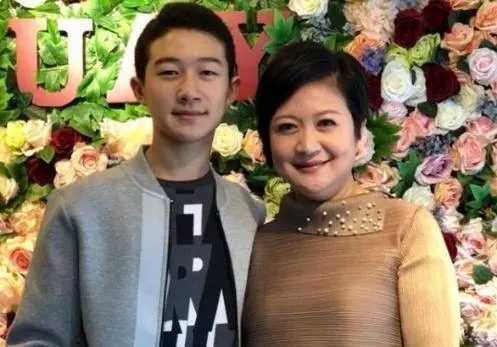 她不顧53歲的高齡,停經靠吃藥來恢復月經,只為了再生一個