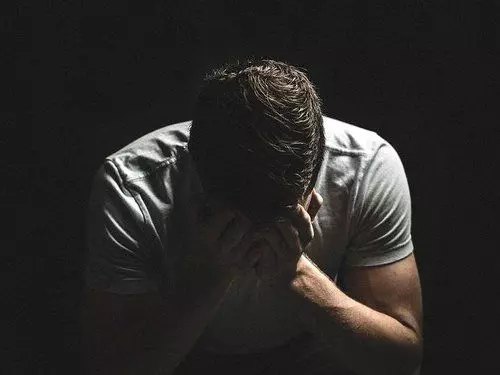 帥哥「硬邦邦」熟睡,服務員熱心幫忙咬!