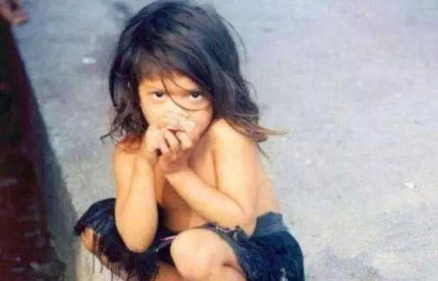 5歲女童被遺棄深山,猿猴收養了她,24年後生下兩個女兒!