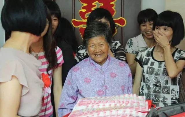 14歲兒子半夜對我說:媽媽,跟爸爸離婚吧,我受不了保姆阿姨了