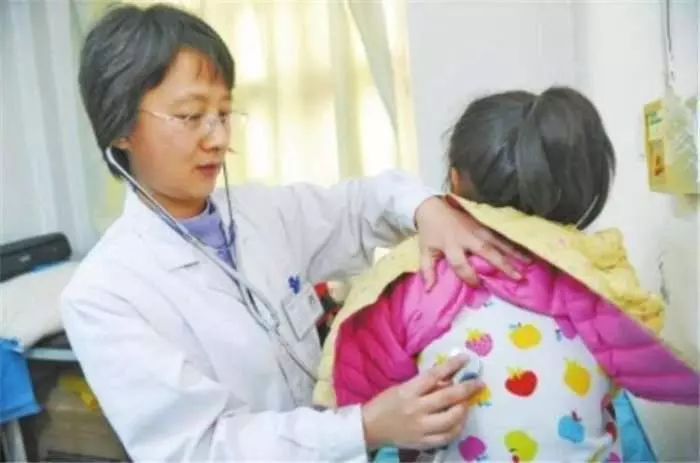 14歲兒子半夜對我說:媽媽,跟爸爸離婚吧,我受不了保姆阿姨了