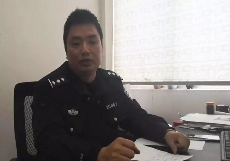男友欠下巨額賭債,逼女友做小姐還債,第一個客人剛進門,她欣喜若狂