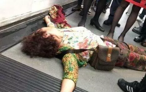前妻路邊暈倒我恰好遇到,送她回家,門一開我聲淚俱下!