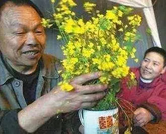 丈夫把癱瘓妻子送娘家,三年不來接,妻子上門遞張喜帖,丈夫跪了
