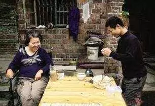 丈夫把癱瘓妻子送娘家,三年不來接,妻子上門遞張喜帖,丈夫跪了