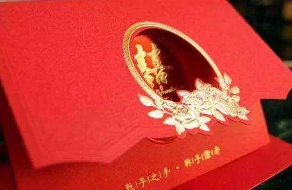 丈夫把癱瘓妻子送娘家,三年不來接,妻子上門遞張喜帖,丈夫跪了