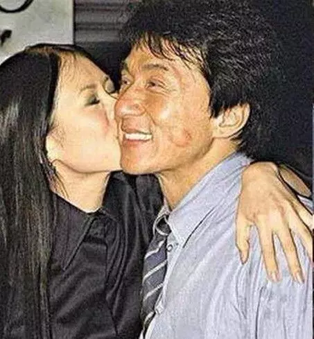驚天醜聞 !成龍父子曾同玩一個女人,她現在的身份已不弱成龍分毫!!