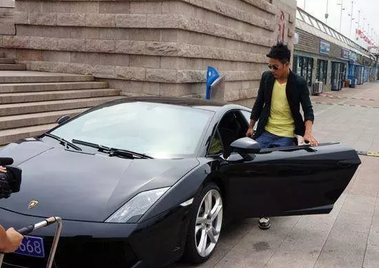 小姑子嫁窮夫,婆婆偏說有錢人,結婚時我開豪車去,看新郎我傻住