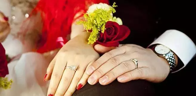小姑子嫁窮夫,婆婆偏說有錢人,結婚時我開豪車去,看新郎我傻住