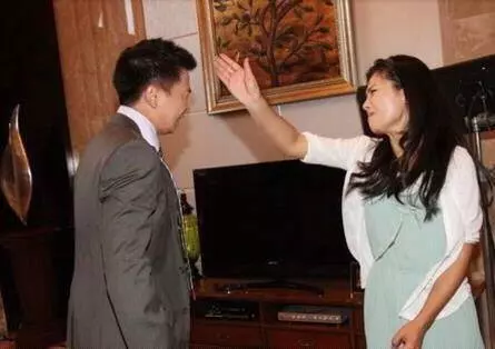 我偷賣妻子首飾給嫂子交住院費,她要離婚,後來妻子給嫂子8萬元