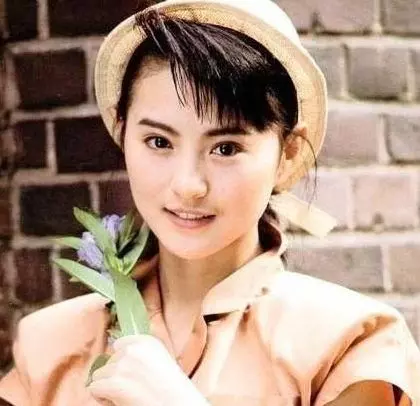 她被喻為最美霸王花，與乾兒子[亂.倫]半裸躲衣櫃，保險套事件轟動一時 
