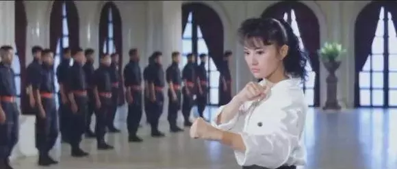 她被喻為最美霸王花，與乾兒子[亂.倫]半裸躲衣櫃，保險套事件轟動一時 