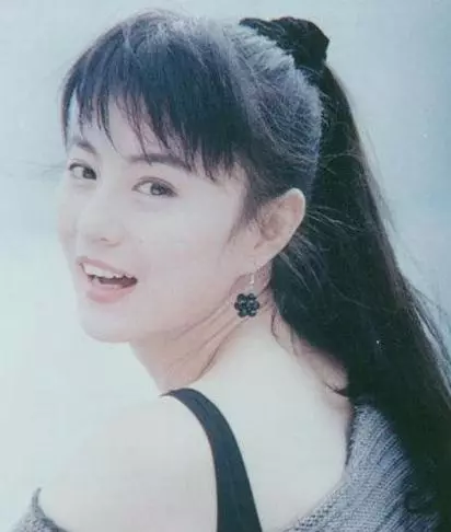 她被喻為最美霸王花，與乾兒子[亂.倫]半裸躲衣櫃，保險套事件轟動一時 
